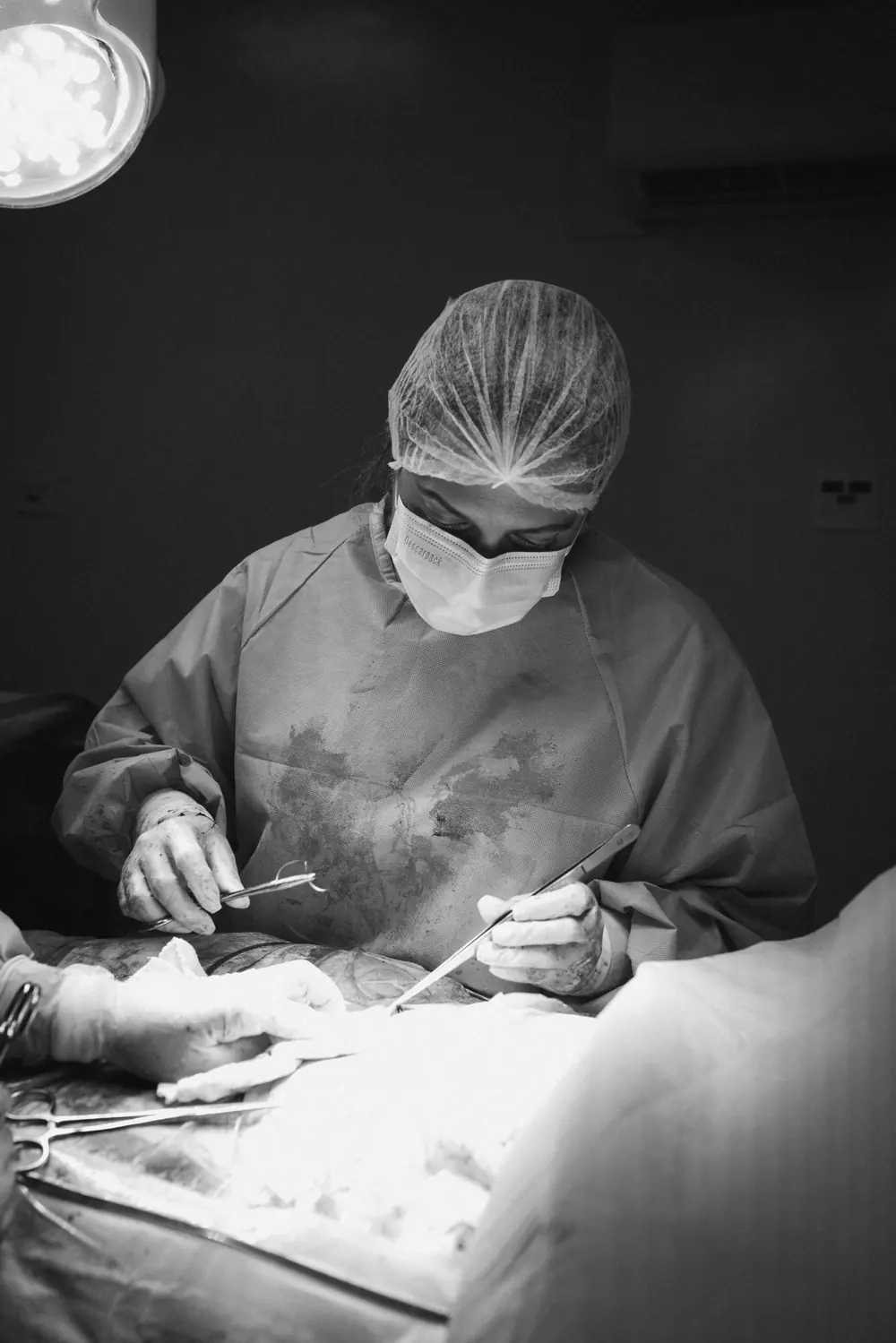 Especialista operando en quirófano con instrumental de precisión